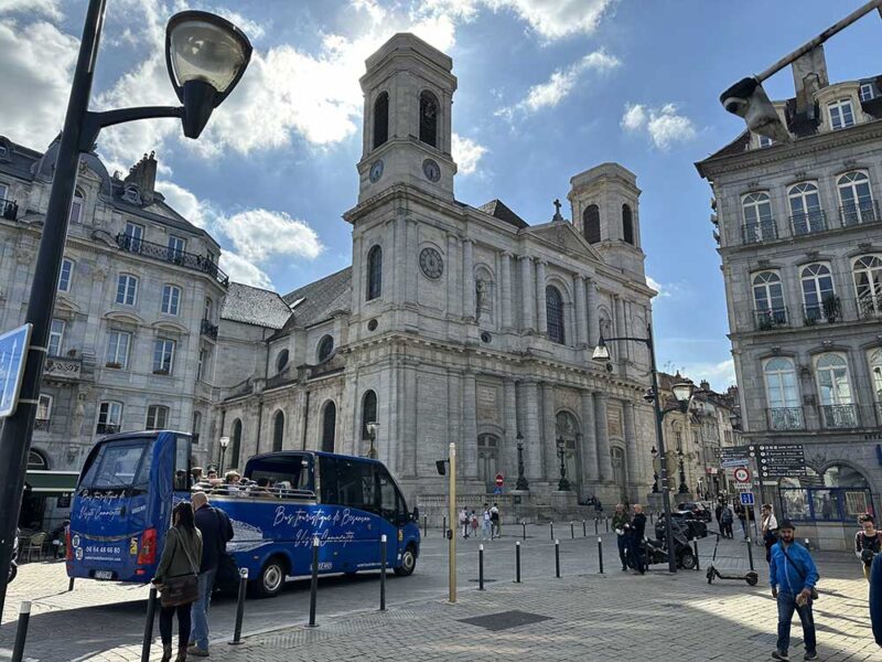 Le bus cabriolet bleu des Vedettes stationné dans le centre historique de Besançon