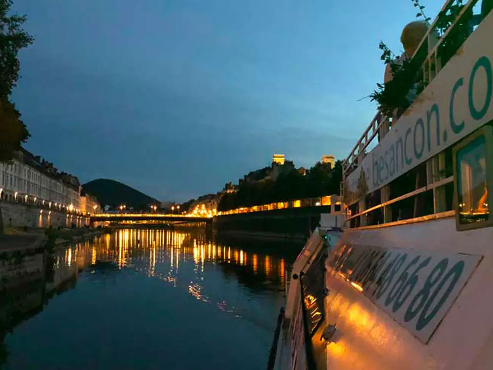 Les quais de Besançon illuminés au crépuscule