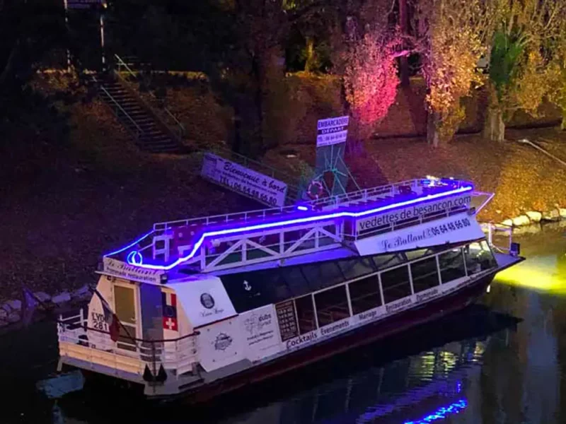 Le Battant illuminé de nuit, prêt pour une soirée privatisée