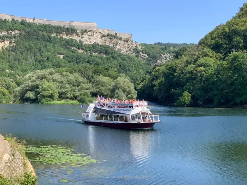 Un groupe installé sur la terrasse panoramique du Battant en navigation
