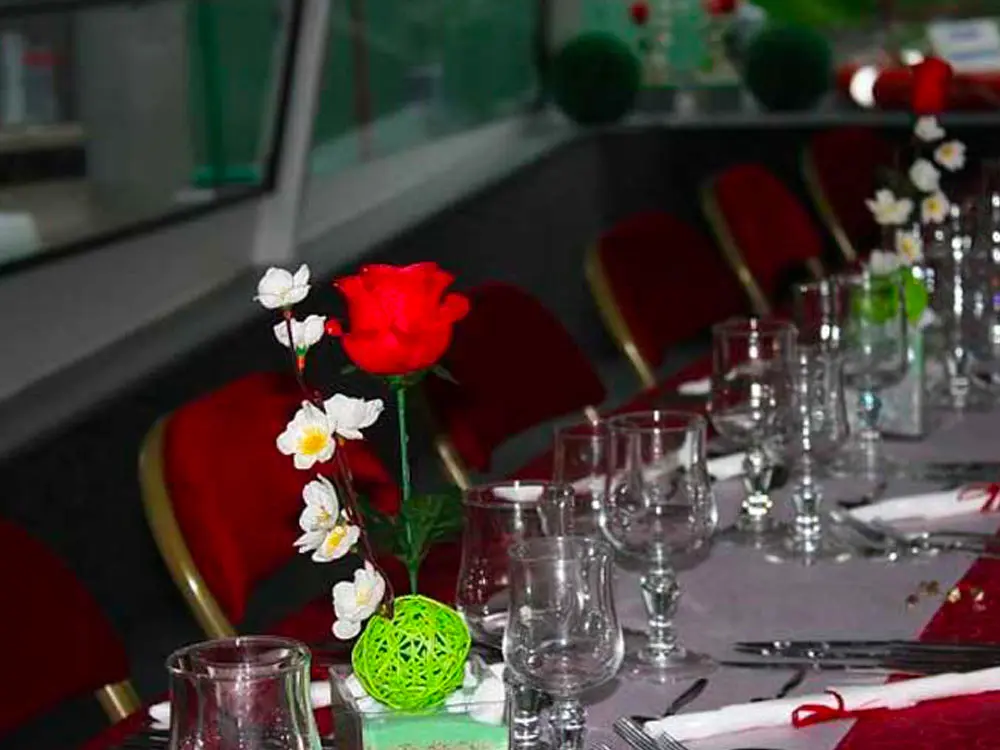Table dressée à bord du Battant pour une croisière repas