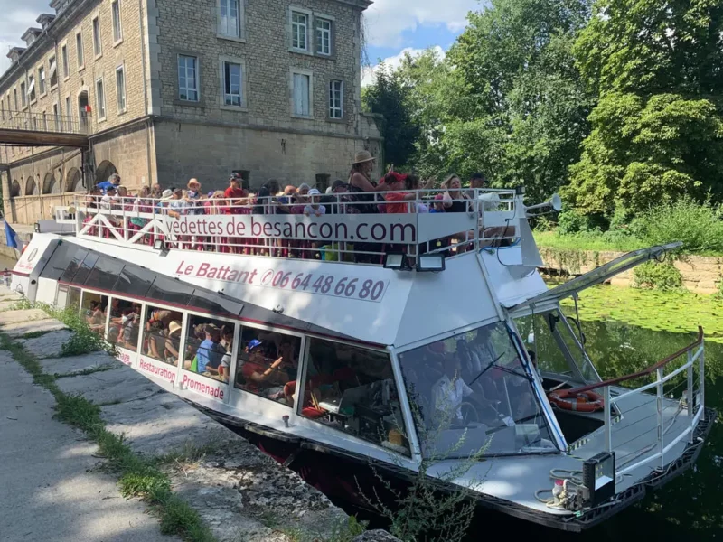 Embarquement d'un groupe scolaire sur le pont supérieur du Battant