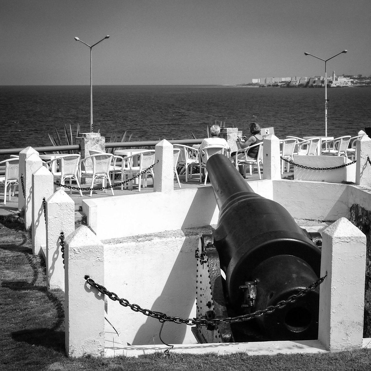 Canon en fonte pointé vers une étendue d'eau depuis un rempart de place forte