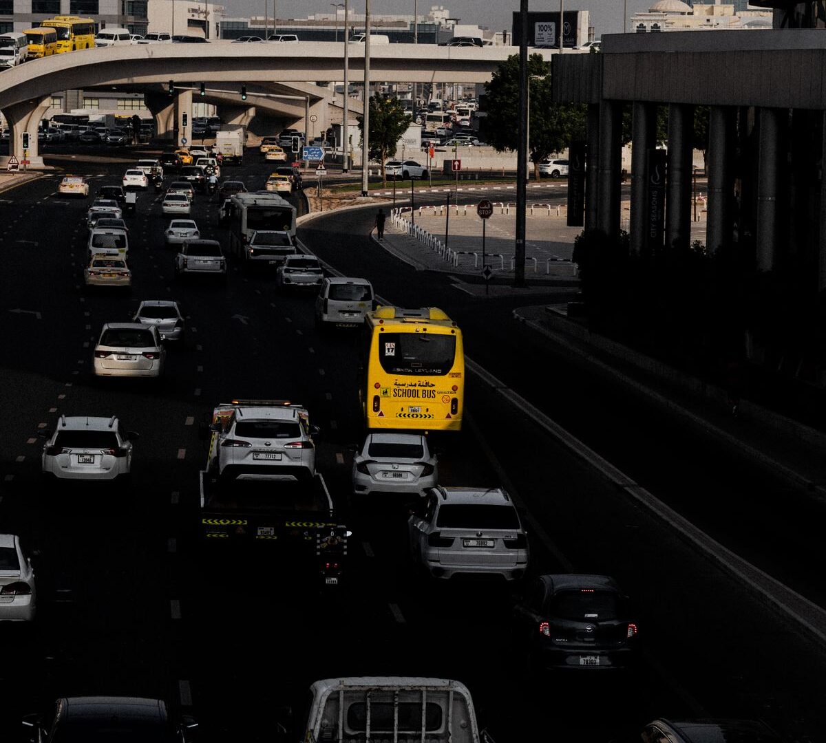 Bus urbain circulant sur une voie surélevée d'une ville, idéal pour une visite panoramique