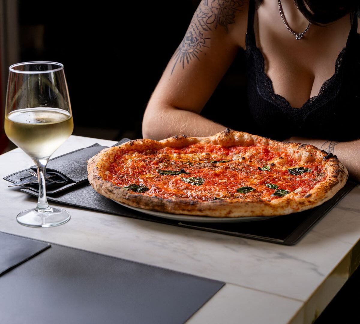 Table dressée avec plat et verre de vin pour un repas convivial à bord