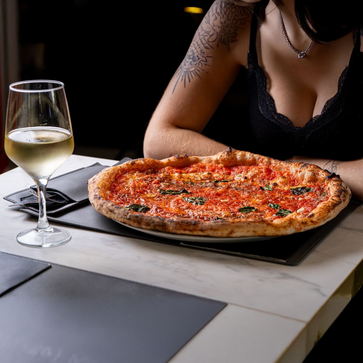 Table dressée avec plat et verre de vin pour un repas convivial à bord