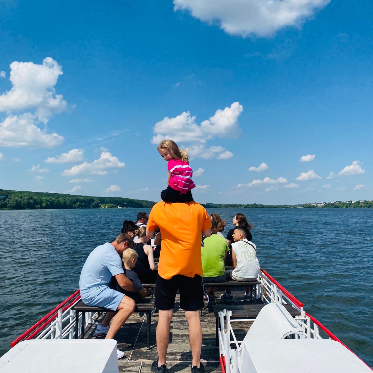 Famille profitant d'une promenade en bateau touristique par une journée ensoleillée