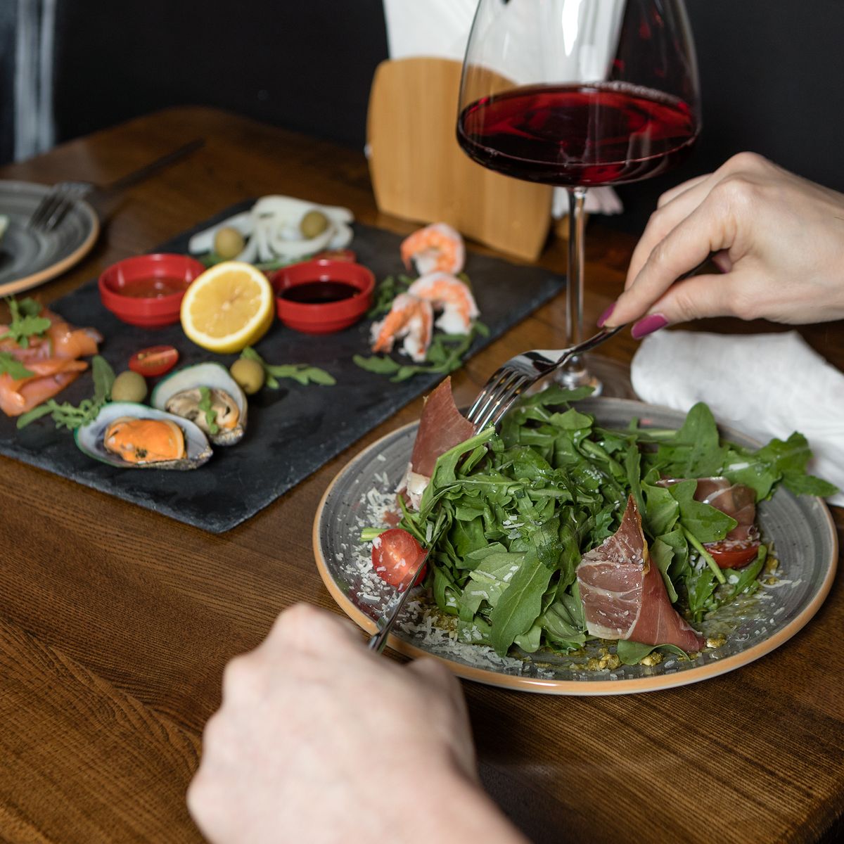 Assiette gourmande dressée mettant en valeur des produits du terroir régional