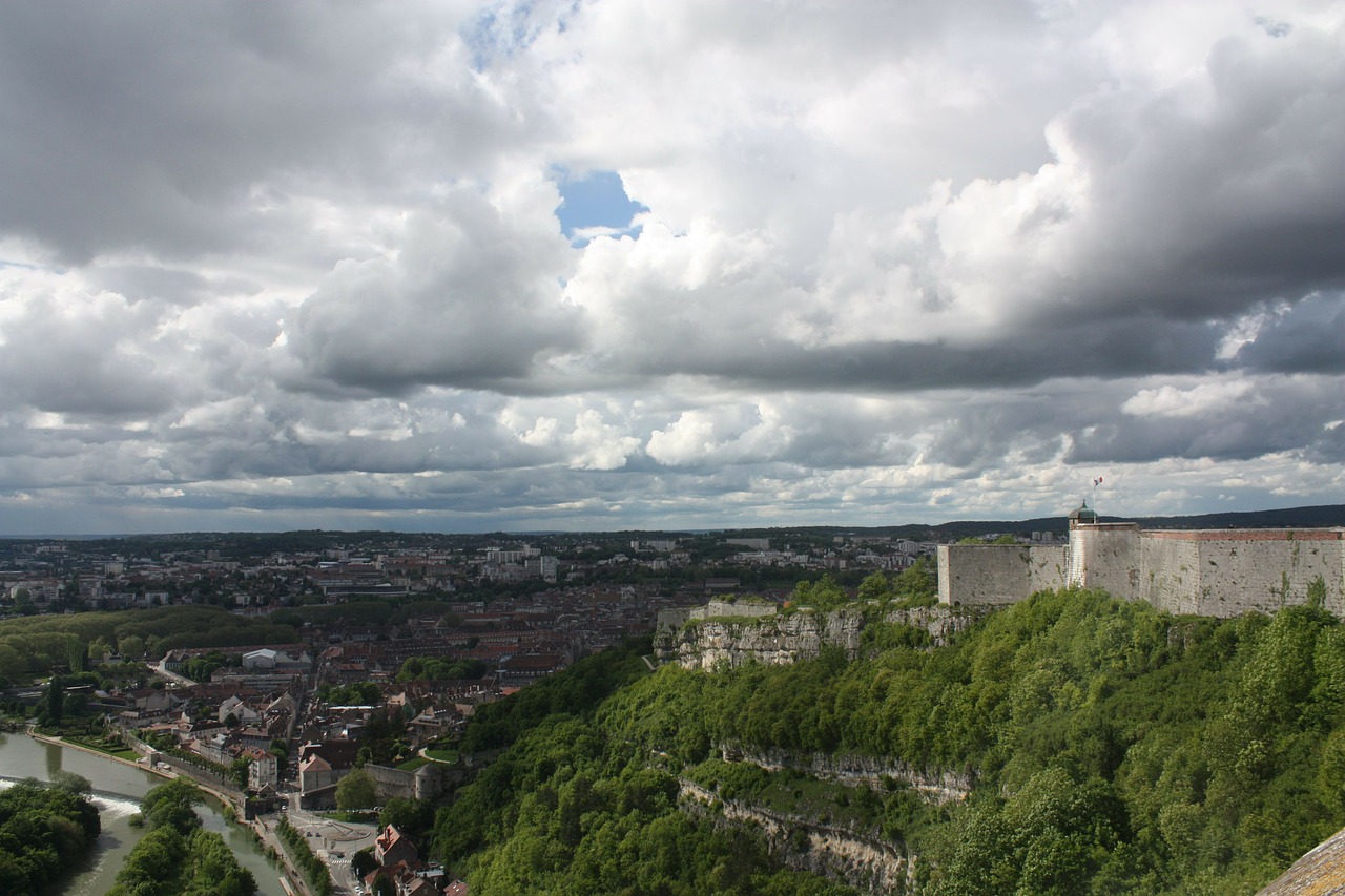 Panorama sur la citadelle de Besançon et le méandre du Doubs entourant les toits de la vieille ville