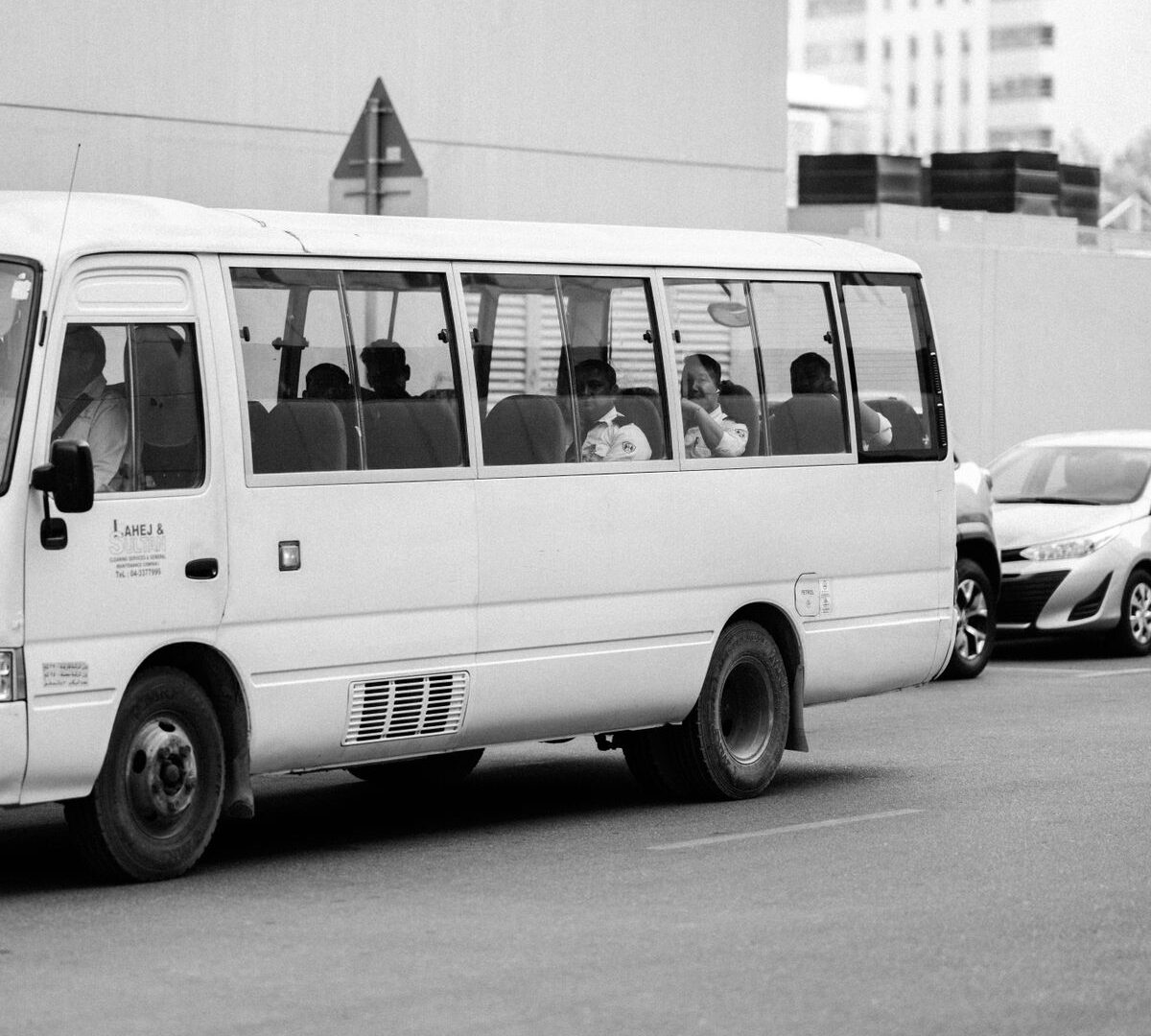 Bus de ville à impériale prêt au départ par beau temps pour une visite touristique