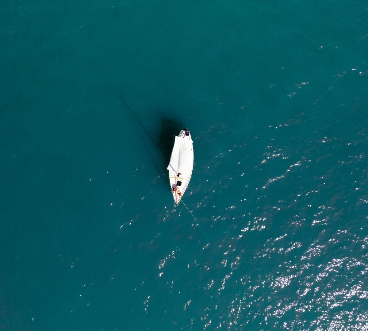 Bateau de croisière fluviale naviguant sur une rivière au pied de bâtiments patrimoniaux