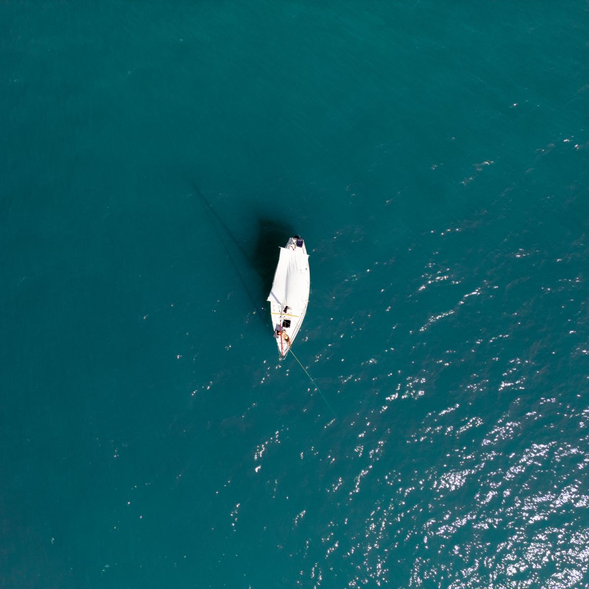 Bateau de croisière fluviale naviguant sur une rivière au pied de bâtiments patrimoniaux