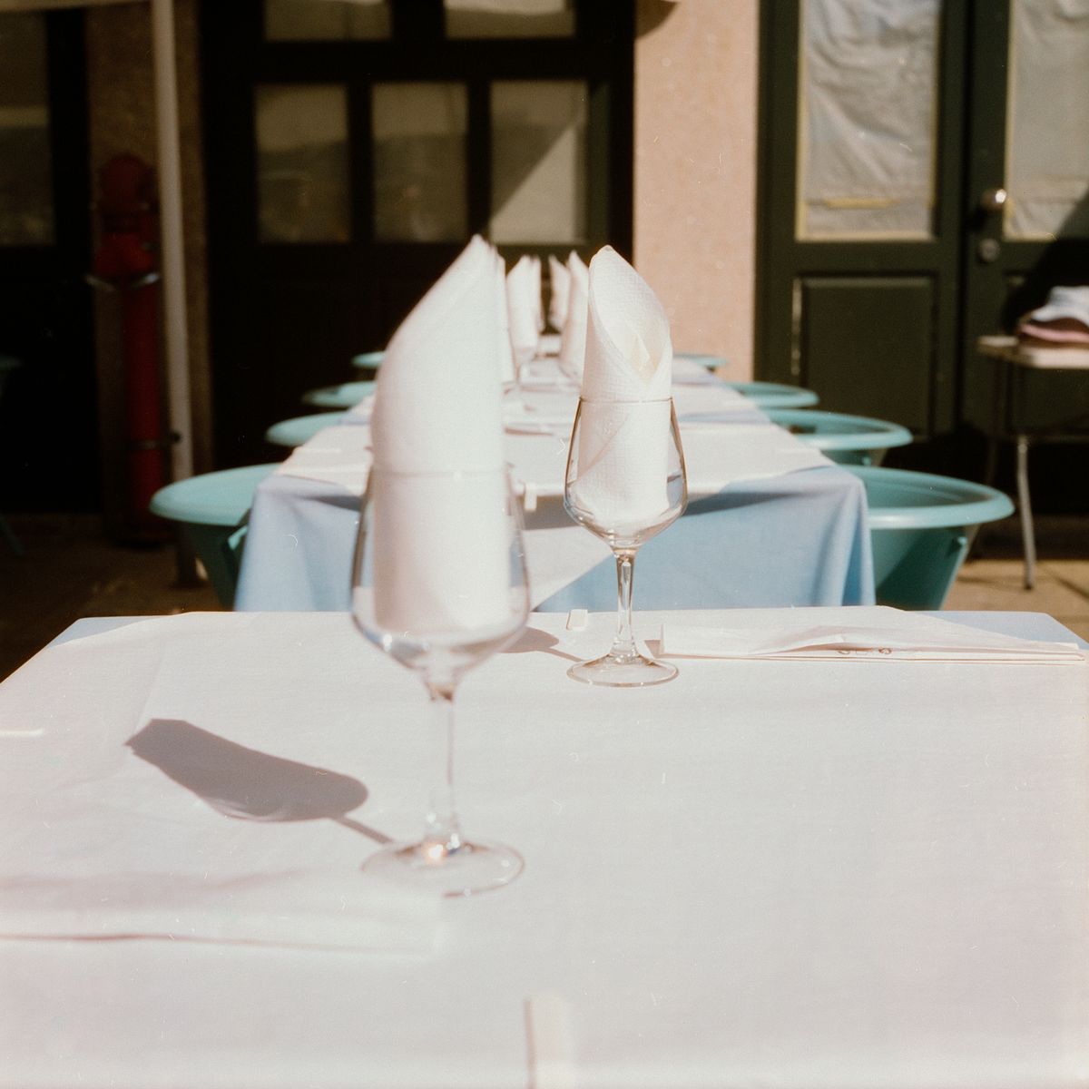 Table dressée avec verres et serviettes prête pour un repas convivial en groupe